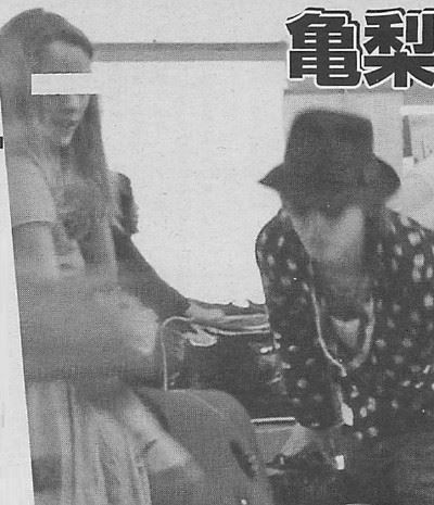 亀梨和也 金髪美女とのツーショット写真