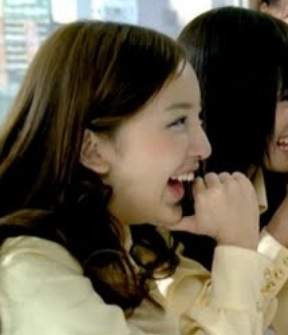 板野友美さんのアゴが不自然に曲がっている写真