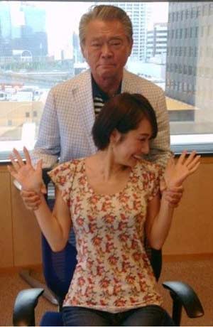 南波糸江さんに対してセクハラしているみのもんたさんの写真2