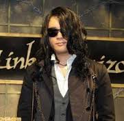 佐村河内守さんに似ているLinked Horizenのrevoさん