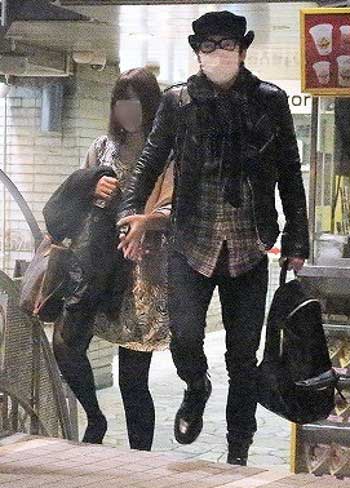 今田耕司 フライデー ツーショット写真 21歳美人カメラアシスタント2