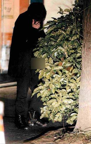 綾野剛 フライデー 立ちション 立ち小便