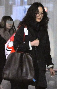 黒木華が歩きタバコをしている写真