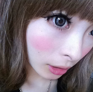 きゃりーぱみゅぱみゅがカラコンを入れてる画像