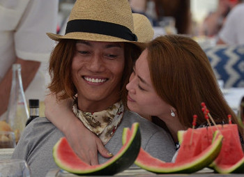 青山光司と観月ありさのラブラブツーショット写真