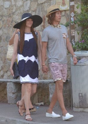 青山光司と観月ありさの手繋ぎツーショット写真