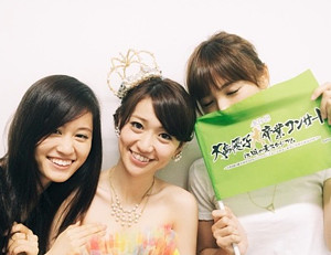 篠田麻里子と大島優子、前田敦子の画像