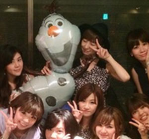 篠田麻里子とリコリスタッフの画像