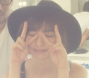 篠田麻里子がピースしている画像