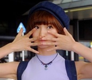 篠田麻里子が顔を隠している画像