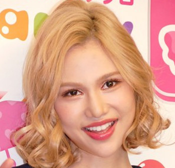 水沢アリーが金髪の画像