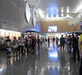 台湾の空港で倖田來未を待つファン