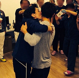 橋本聖子が高橋大輔にキス