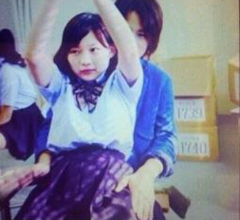 伊藤沙莉が菊池風磨の膝の上に乗っている写真