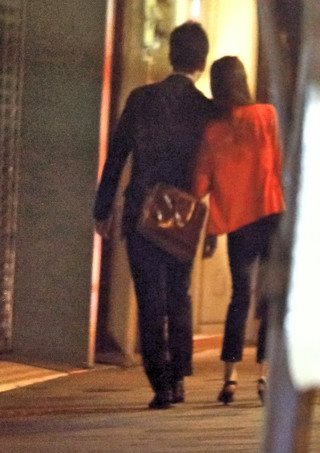 加藤シルビアが彼氏に寄り添い