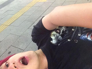 セカオワの深瀬が路上で寝そべり