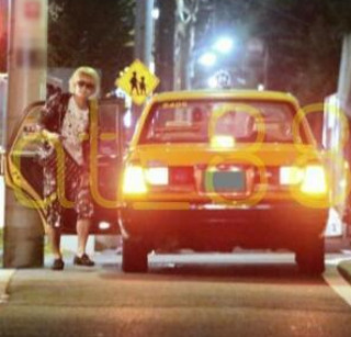 手越がタクシー降りる