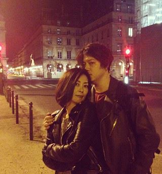 渋谷慶一郎がインスタグラムにアップした中山美穂とのツーショット画像