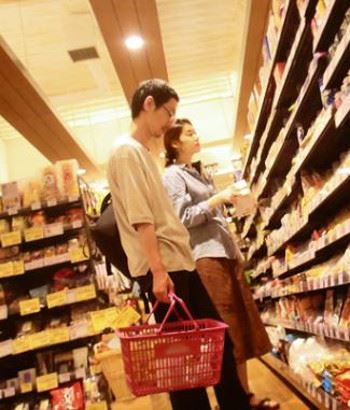 加瀬亮とチョンウンチェが買い物している画像