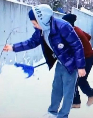 大倉忠義がSUPREMEパーカを着用