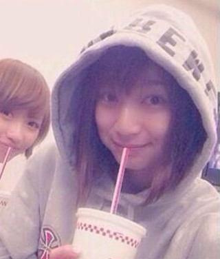 芹那がSUPREMEパーカを着用