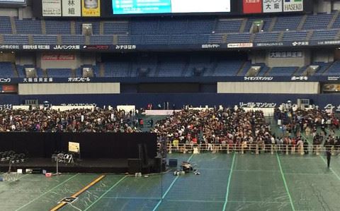 京セラドームのAKB48握手会の様子