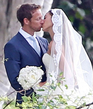 ジェンソン・バトンと道端ジェシカがハワイの挙式でキス