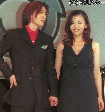 小室哲哉と華原朋美の手繋ぎツーショット写真