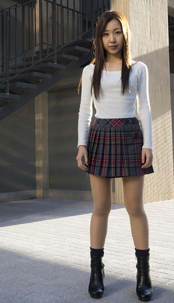 板野友美の妹・板野成美の全身スタイル写真