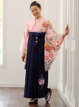 浅田真央がプロデュースした振り袖と袴