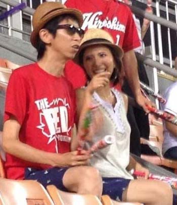 アンガールズ山根と妻の写真