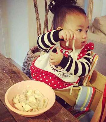 優木まおみの娘・うどんを持っている写真