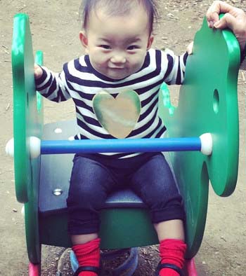 優木まおみの娘・遊具で遊んでいる写真