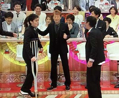 SMAP草彅剛 足のケガで松葉杖