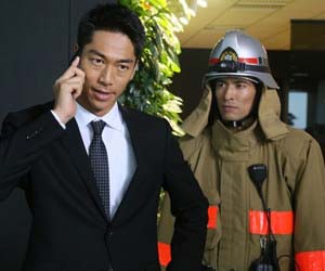 フジテレビのドラマ『HEAT』で主人公の池上タツヤを演じているEXILEのAKIRAと、消防士・合田篤志を演じている佐藤隆太のワンシーン