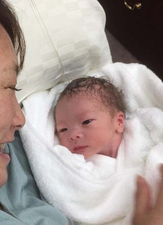 元テニス選手の杉山愛が9日ブログに投稿した子供とのツーショット写真