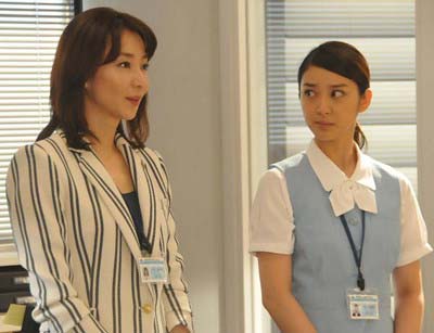 『エイジハラスメント』で新人社員を演じる武井咲と、課長を演じる稲森いずみ