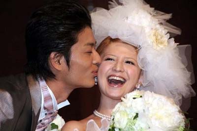 結婚披露宴で中村昌也が矢口真里の頬にキスをした際のシーン