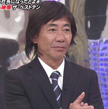 とんねるずの木梨憲武が港浩一のモノマネをしている姿