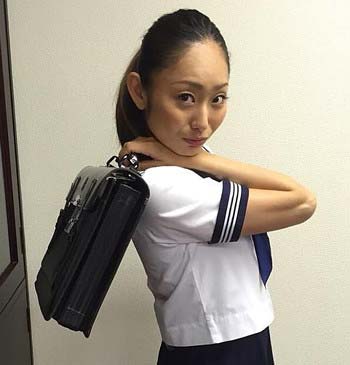 安藤美姫がインスタグラムで公開したセーラー服姿2