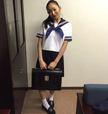 安藤美姫がインスタグラムで公開したセーラー服姿