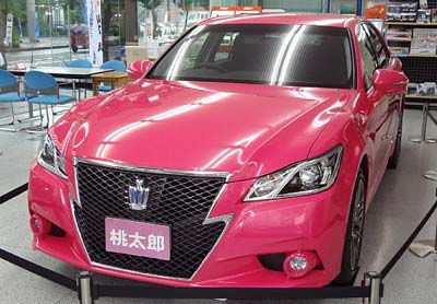 前田敦子がトヨタから贈呈されたピンク色の新型クラウン