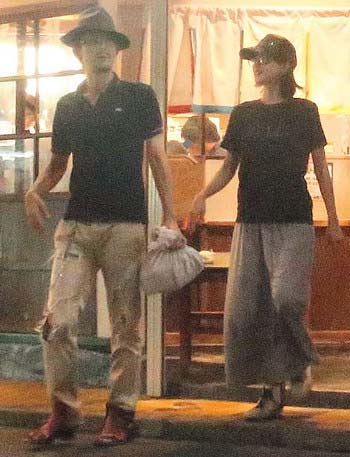 2013年『フライデー』に掲載された柏原崇と内田有紀のラーメンデート現場