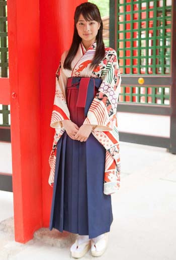 『ちはやふる』で綾瀬千早役を演じる広瀬すずの全身ヴィジュアル