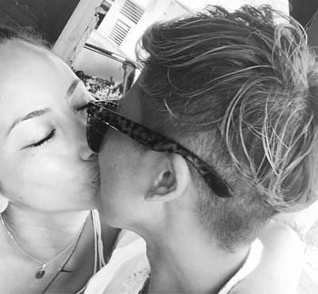 道端アンジェリカがインタグラムに投稿したキス写真