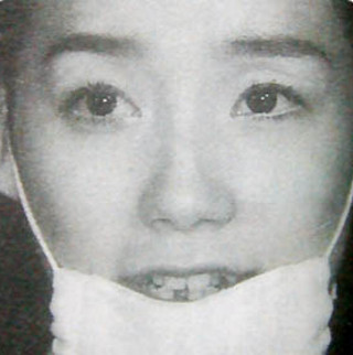 台湾騒動の会見でマスクを着用していた篠原ともえ