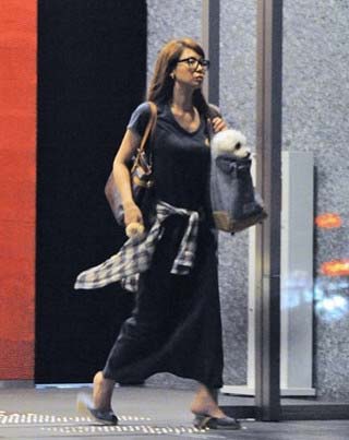 相武紗季が5月某日に彼氏のマンションに訪れたところを『フライデー』が撮影した写真