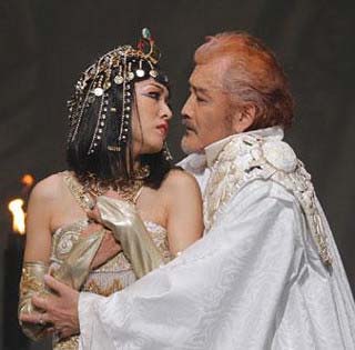 吉田鋼太郎と安蘭けいが舞台共演した際の写真