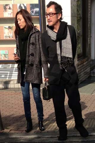 吉田鋼太郎と安蘭けいのツーショット写真