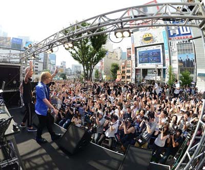 新宿アルタで開催のglobe20周年記念イベントの様子